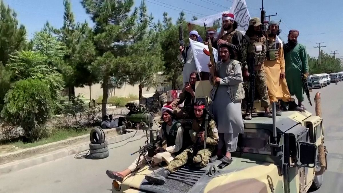 Tálibové na amerických džípech slavili rok od úprku Američanů